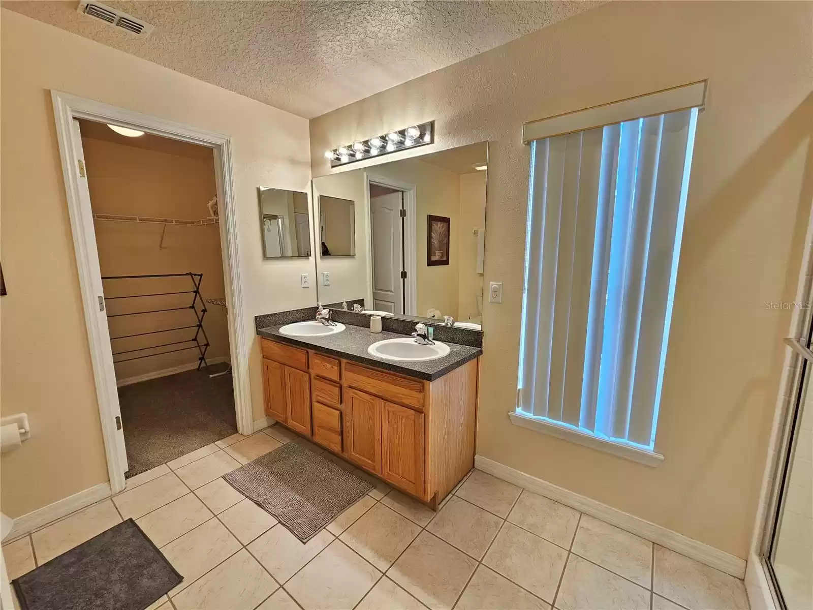 297 BLUE JAY WAY, DAVENPORT, Florida 33896, 4 Bedrooms Bedrooms, ,3 BathroomsBathrooms,Residential Lease,For Rent,BLUE JAY,0,MFRS5119572