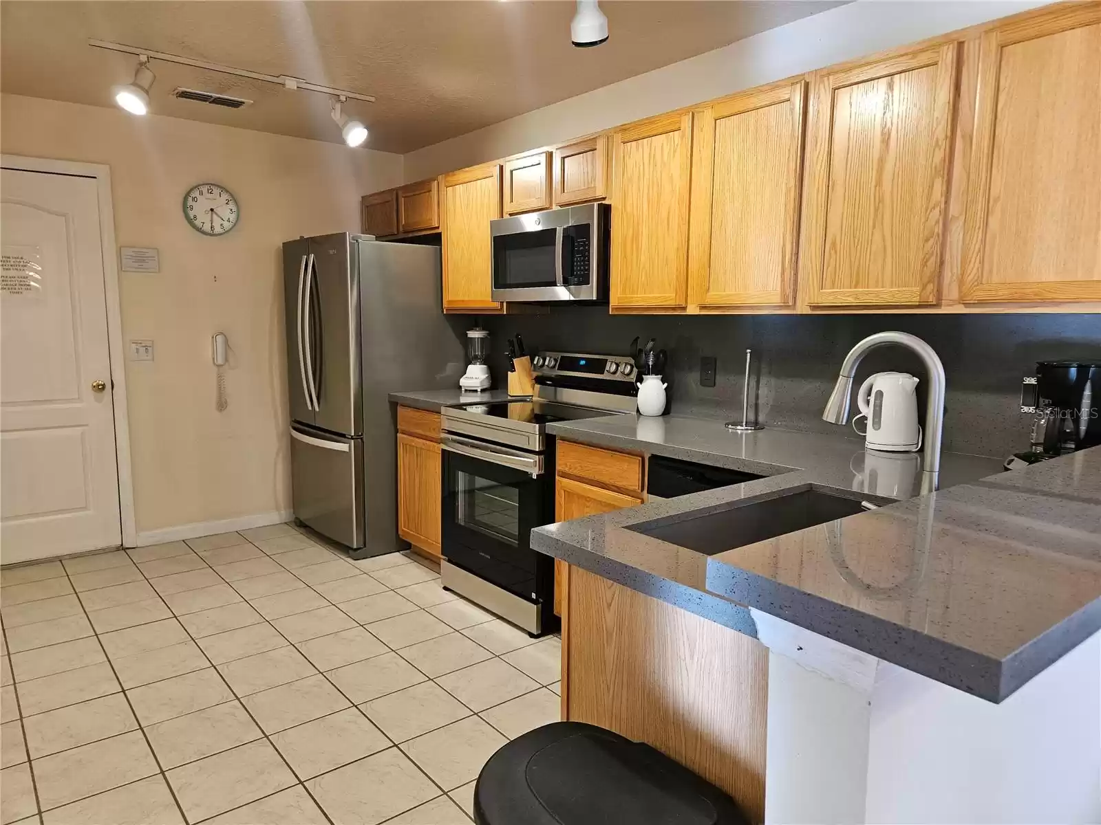 297 BLUE JAY WAY, DAVENPORT, Florida 33896, 4 Bedrooms Bedrooms, ,3 BathroomsBathrooms,Residential Lease,For Rent,BLUE JAY,0,MFRS5119572