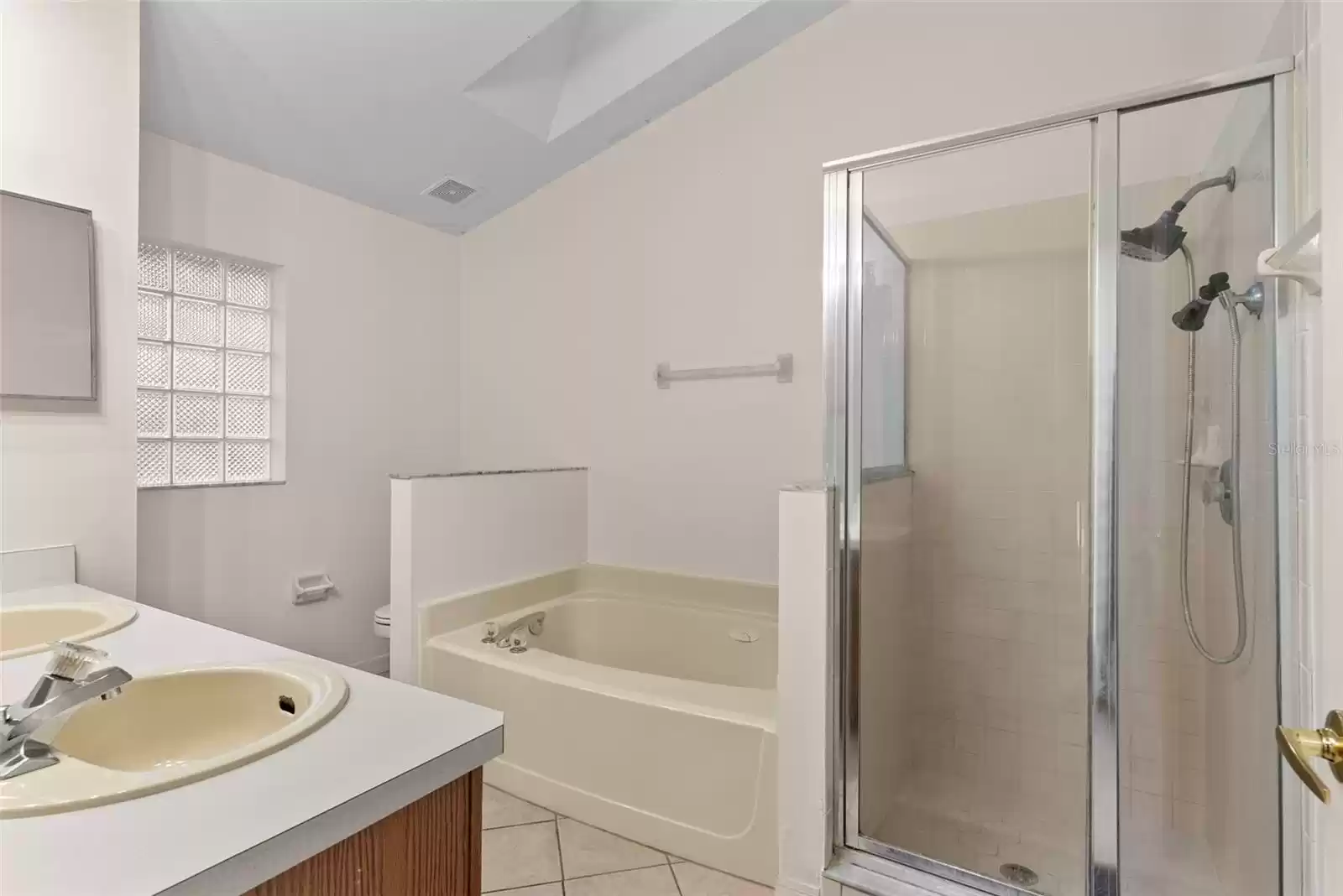 212 BENT OAK LOOP, DAVENPORT, Florida 33837, 3 Bedrooms Bedrooms, ,2 BathroomsBathrooms,Residential Lease,For Rent,BENT OAK,0,MFRO6264537