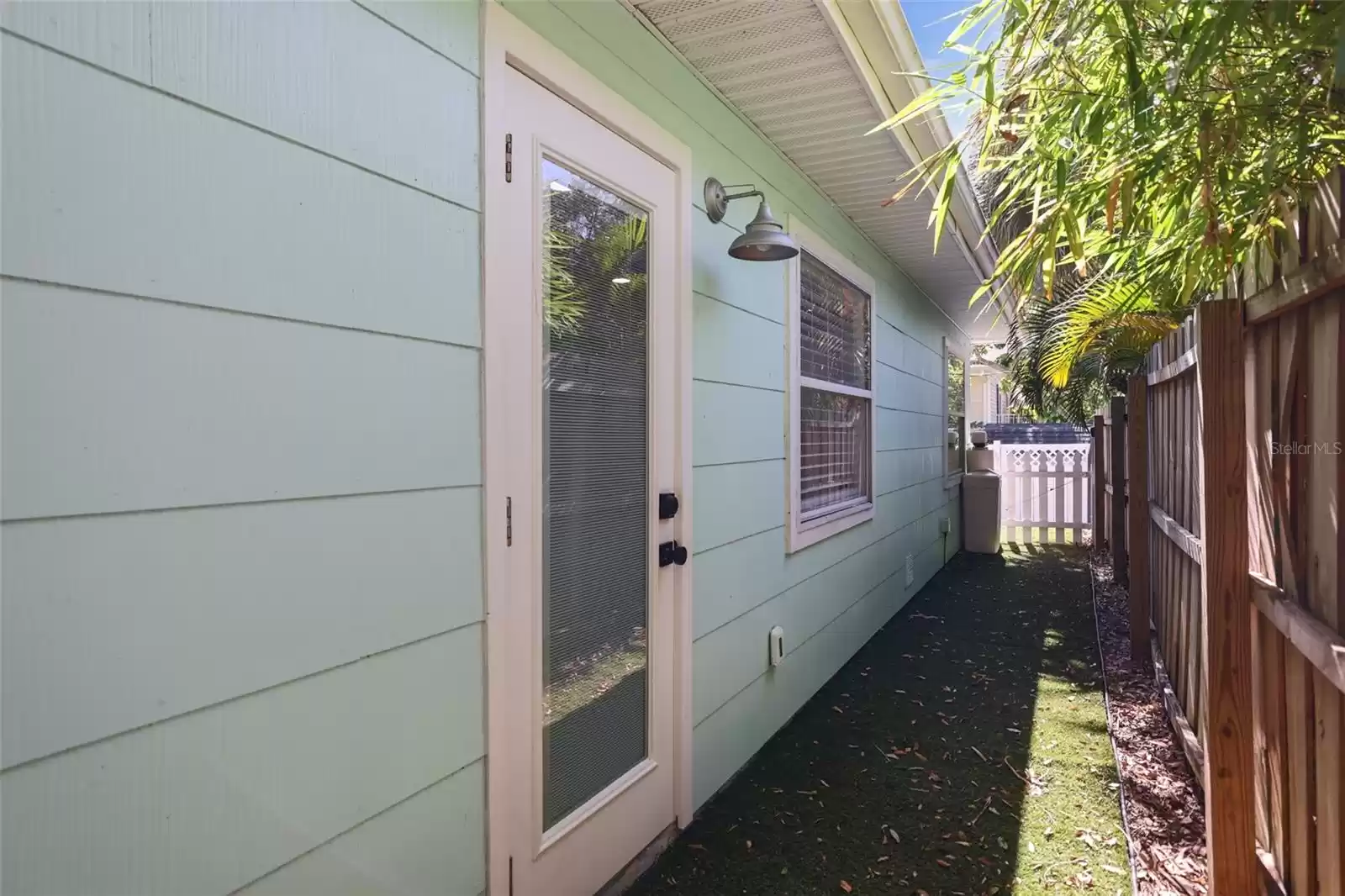 1822 WASHINGTON AVENUE, CLEARWATER, Florida 33755, 2 Bedrooms Bedrooms, ,2 BathroomsBathrooms,Residential,For Sale,WASHINGTON,0,MFRTB8317279