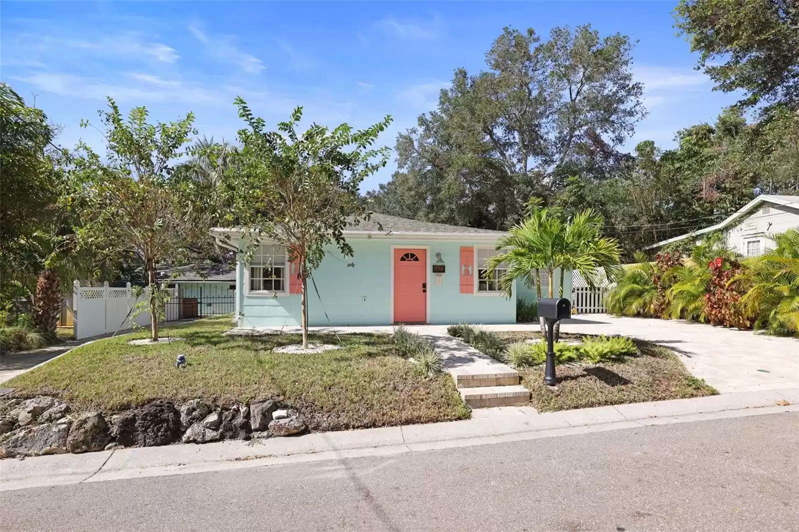 1822 WASHINGTON AVENUE, CLEARWATER, Florida 33755, 2 Bedrooms Bedrooms, ,2 BathroomsBathrooms,Residential,For Sale,WASHINGTON,0,MFRTB8317279